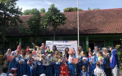 Mahasiswa Asistensi Mengajar Universitas Negeri Malang  Ikuti Peringatan Hari Peduli Sampah Nasional di SDN Sawojajar 1